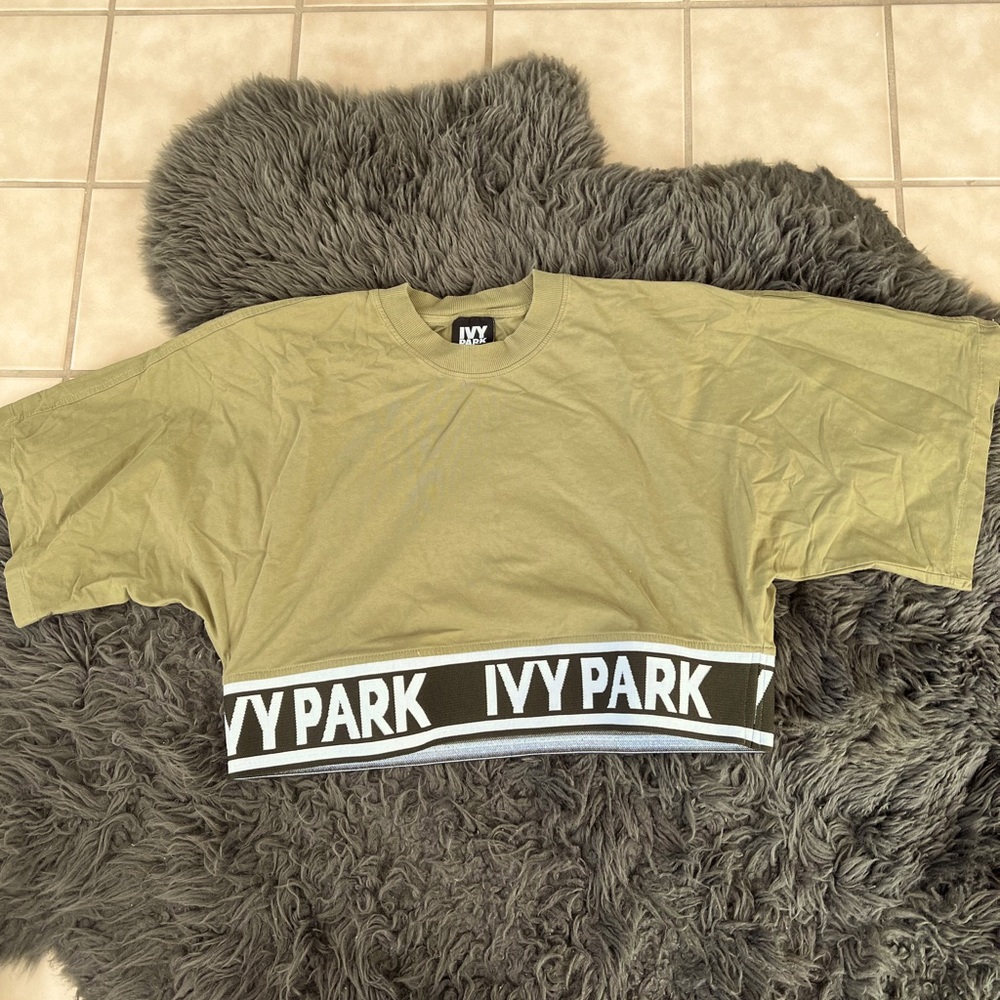 Super Cute Ivy Park cropped shirt